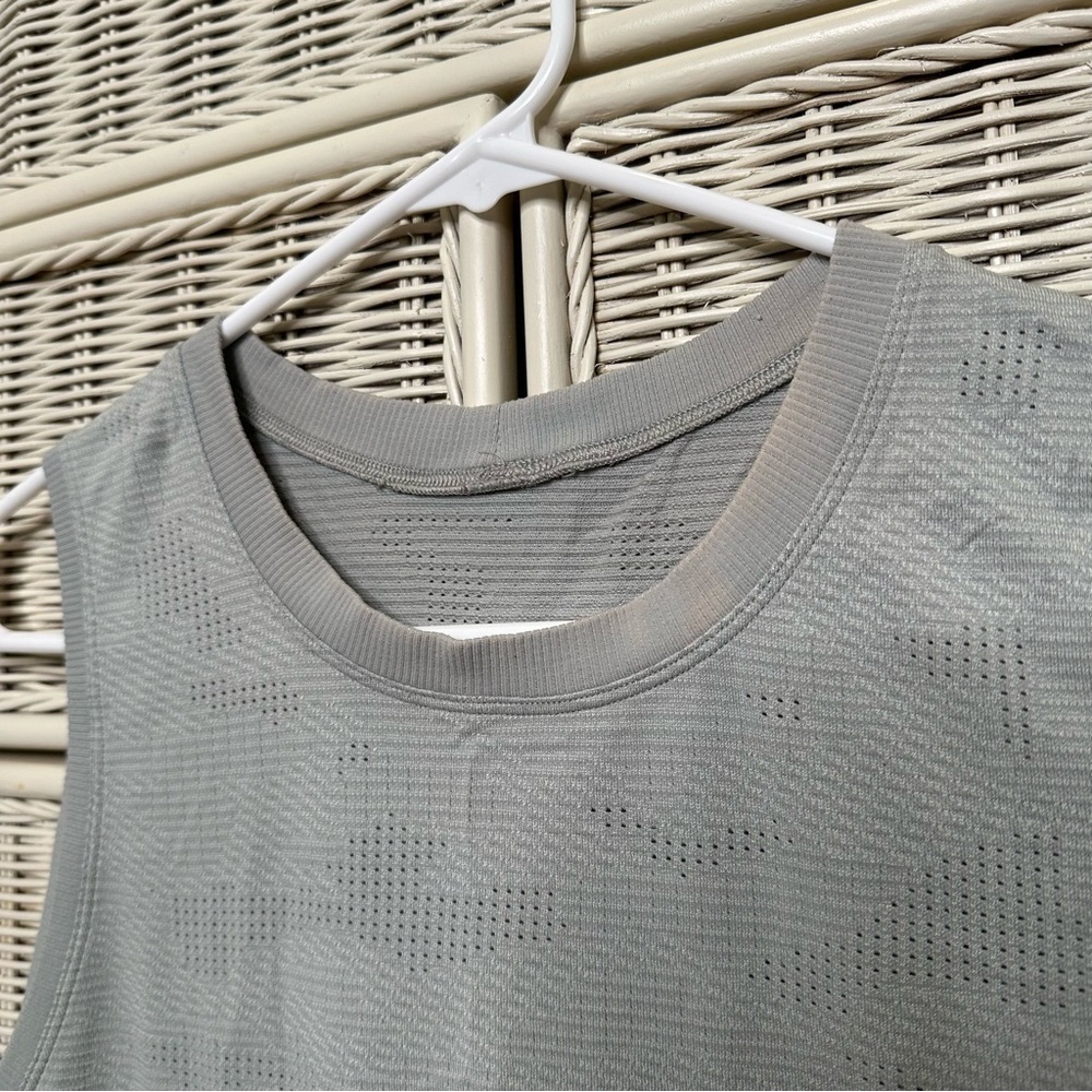 Lululemon Sleeveless Work out Top - Picture 2 of 4